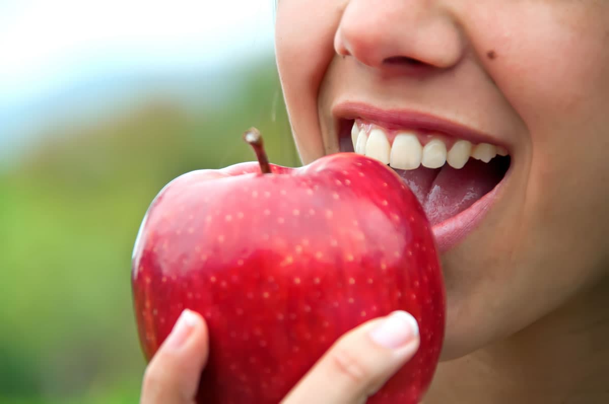 Natural Remedies for Common Oral Health Issues: What Works and What Doesn’t?